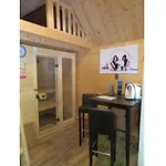 Trailer In With Swimming Pool Vakantiehuis