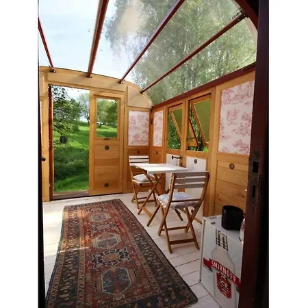 Дом отдыха Trailer In With Swimming Pool