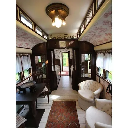 Дом отдыха Trailer In With Swimming Pool Hundsdorf